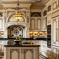 Cuisine sur mesure de style Art Déco de luxe avec îlot, plan de travail en pierre noire et appareils encastrés pour les commandes en gros des constructeurs
