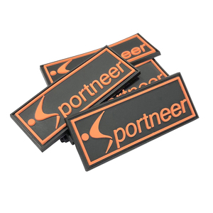 Badge en silicone et PVC 3D personnalisé multicolore avec logo en relief pour vêtements et sacs - Product Image 1