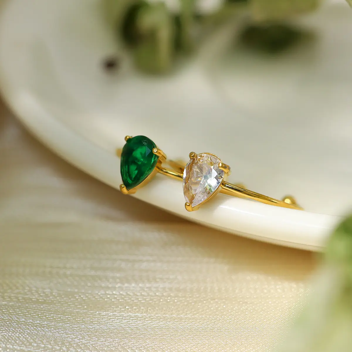 Francês elegante retro aço inoxidável jóias anel para as mulheres nova moda dourada acessórios verde esmeralda zircão anel