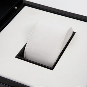 Caja de Madera de Lujo para Colección de Relojes, Diseño Abatible de Doble Tapa, Marca DS, Rectangular, Negra, con Acabado Brillante Tipo Piano - Product Image 4