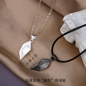 Collier à chaîne avec pendentif magnétique en forme de cœur au design inspirant pour les amoureux - Fiançailles, mariage, anniversaire, plaqué argent - Product Image 6