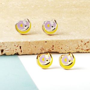 Boucles d'oreilles clous tendance en acier inoxydable plaqué or 18 carats pour femmes, design unique, vente en gros personnalisée - Product Image 1