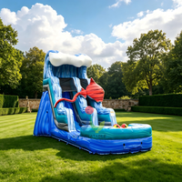 Toboggan aquatique gonflable géant en forme de raie manta rouge avec piscine à jets d'eau pour usage commercial extérieur et intérieur
