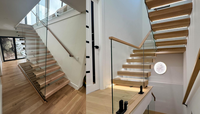 Escalier droit flottant moderne personnalisable pour intérieur, à marches ouvertes, gain de place, mural, en métal, avec finition de rampe en verre