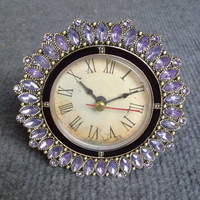 Horloge de table circulaire encadrée en alliage de zinc en métal rouge en laiton antique