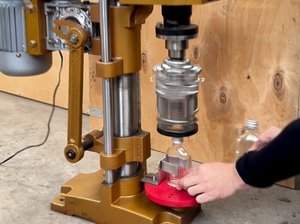 Machine de capsulage semi-automatique électrique pour bouteilles en verre et plastique, avec bouchons en aluminium pour whisky, pour le verrouillage et l'étanchéité des bouchons en aluminium sur table - Product Image 3