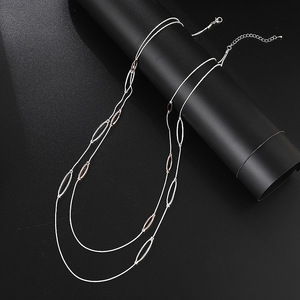 Collar largo con abalorio ovalado de cadena de doble capa con placa de dos tonos al por mayor para regalo de mujer - Product Image 4