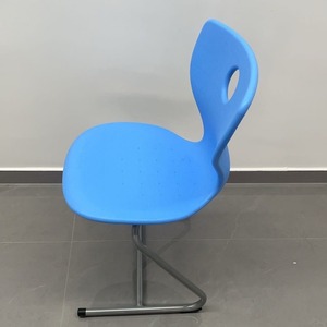 Chaise d'école bleue 400x600x750mm empilable avec structure métallique pour enfant, design contemporain - Product Image 2
