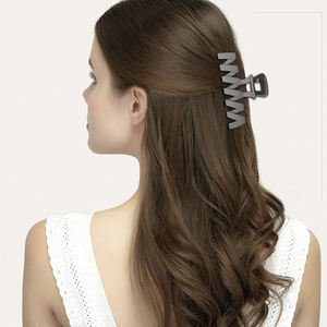 Venta al por mayor 13 cm grandes pinzas de pelo mate para las mujeres en forma de onda accesorios para el cabello de color sólido ondulado pinzas para el cabello - Product Image 2