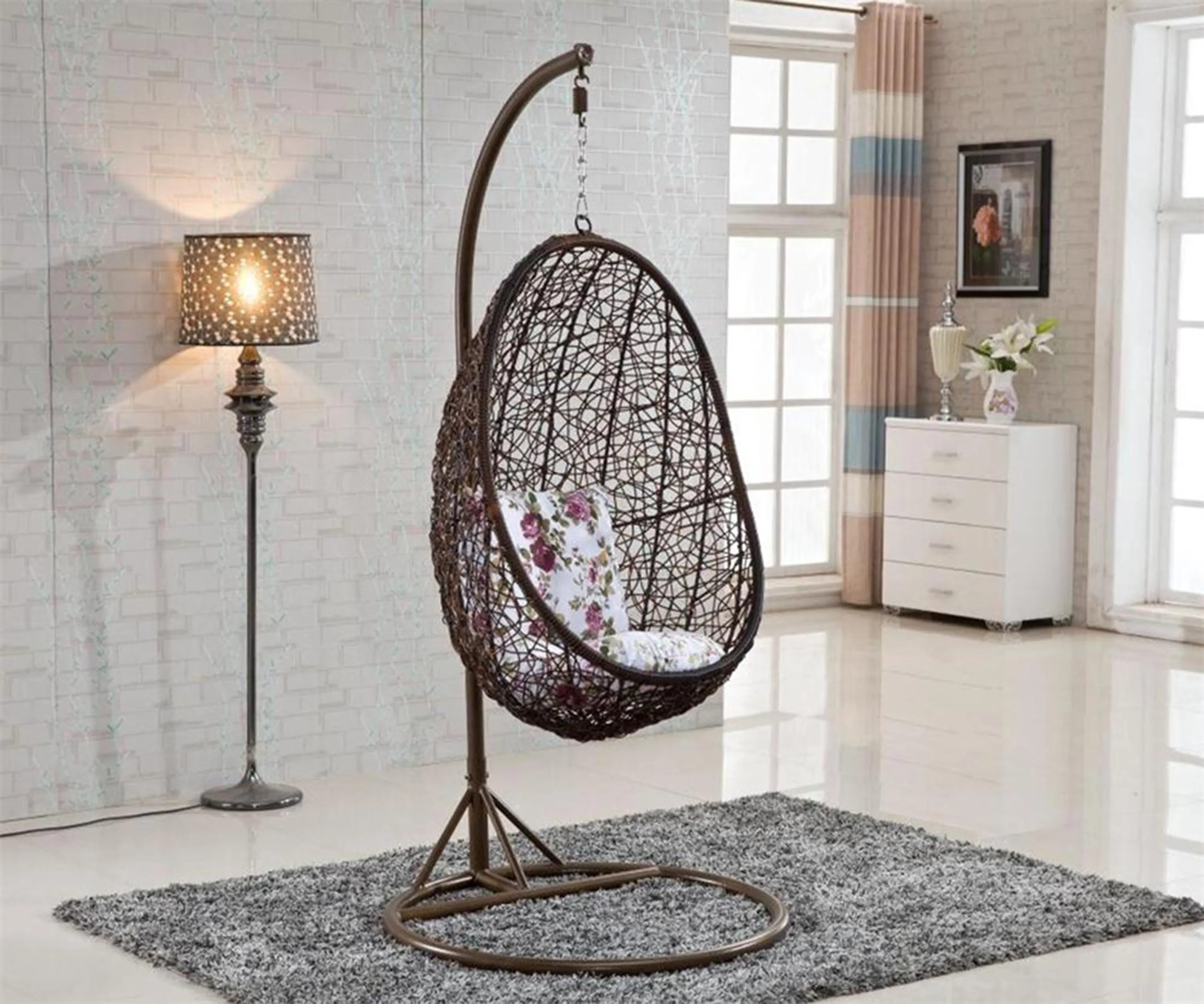 Chaise balançoire suspendue moderne en acrylique intérieure et extérieure bon marché chaise balançoire œuf en osier bambou pour patio et rotin chaise transparente