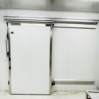 Porte battante électrique robuste pour chambre froide avec système de charnières durable et longue durée de vie pour entrepôts frigorifiques à fort trafic