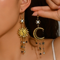 Retro-Ohrringe mit einzigartigem Sonnen- und Halbmond-Anhänger-Design, besetzt mit Diamanten. Ohrstecker für Damen.