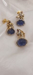 Meilleure collection de bijoux indiens traditionnels de luxe, de haute qualité, ovales, sculptés avec des pierres bleues. - Product Image 3