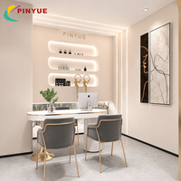 Comptoir de consultation de luxe personnalisé pour soins de la peau avec bureau ovale, base dorée et étagères encastrées pour produits – Magasin de beauté moderne