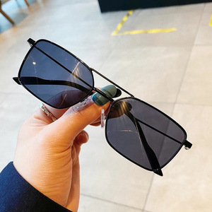 Lunettes de soleil carrées unisexes avec monture dorée, protection UV400, type 3 verres, matériau AC, design quadrilatère I4-30010 - Product Image 4