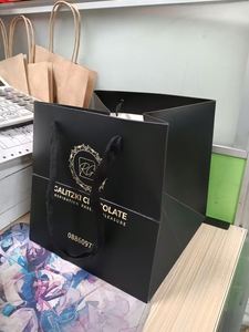 Bolsa de Papel Blanca de Alta Calidad, Resistente, con Impresión Personalizada, para Empaque de Cadenas de Tiendas de Cosméticos - Product Image 3