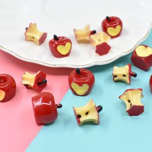 Abalorios de resina de manzana roja simulada, artesanías de resina de frutas dulces para pendientes, collares, accesorios y decoración de jardín de hadas - Product Image 4