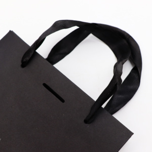 Bolsa de Compras Reutilizable Negra de Lujo con Logotipo UV Personalizado, Bolsas de Papel para Regalo con Asas de Listón, Bolsa de Embalaje para Joyería Negra Mate - Product Image 4