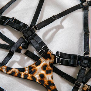 Ensemble de lingerie imprimé léopard sauvage <span class=keywords><strong>4</strong></span> pièces Sexy Harnais de corps en cage Sous-vêtements Soutien-gorge à bonnets ouverts Jarretière String avec sangles pour les jambes - Product Image 4