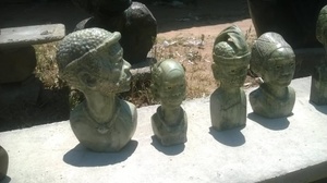 Figurine sculptée en bois africain de qualité supérieure, artisanale, ethnique, sculpture en bois naturel pour la décoration de bureau - Product Image 3