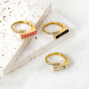 แหวนสแตนเลสชุบทอง 18K ประดับเพชรซิร์โคเนียหลากสี แฟชั่นกันน้ำ แหวนหมั้นสำหรับผู้หญิง งานแต่งงาน ขายส่ง - Product Image 4