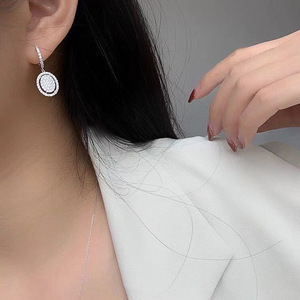 Orecchini pendenti ovali da donna tono argento, eleganti accessori per abiti da giorno e da festa - Product Image 5