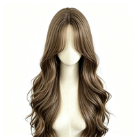 Perruque ondulée marron élégante avec frange rideau aérienne, boucles longues et volumineuses, idéale pour le coiffage quotidien et les rendez-vous.