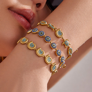 สร้อยข้อมือสแตนเลสสตีลชุบทอง 18K รุ่น Ocean Series ประดับด้วยจี้เต่าและเปลือกหอยสีฟ้าเทอร์ควอยซ์ เครื่องประดับข้อมือแฟชั่นสำหรับผู้หญิง - Product Image 1