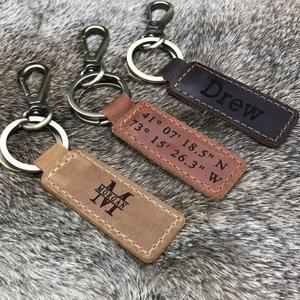 Porte-clés ouvre-bouteille en cuir PU, gravure personnalisée des initiales, accessoires pour porte-clés de voiture - Product Image 1