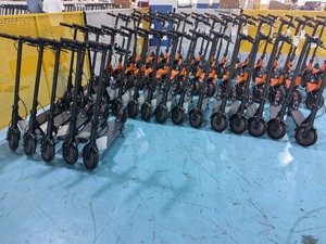 Trottinette Électrique Pliable Portable et Légère 350W au Lithium pour Trajets Urbains avec Phare Avant, Contrôle par Application et Double Frein - Product Image 6