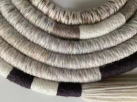 Attache-rideau artisanal à motif de cordes rayées avec pompons, tons neutres, pour la décoration intérieure moderne