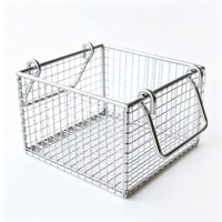 Panier en acier inoxydable robuste avec couvercle à compression, disponible en différentes tailles de mailles.