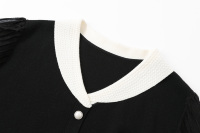 Haut en maille col V bicolore noir et blanc pour femme, avec manches en maille plissée transparente et boutons perlés, léger, pour le printemps et l'automne