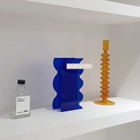 Vase géométrique en forme de vague acrylique bleu Klein Décor contemporain moderne pour les mariages de bureau à domicile