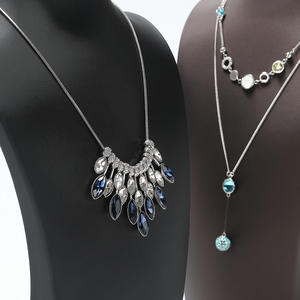 حامل عرض مجوهرات فاخر على شكل تمثال نصفي بسلسلة طويلة وقلادة معدنية ذهبية من الجلد الصناعي PU، متوفر للبيع بالجملة باللونين الأسود والأبيض - Product Image 3