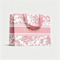 Sac en carton ivoire recyclable de luxe moderne avec poignée en ruban dissimulée à l'intérieur, logo personnalisé imprimé à l'écran pour l'emballage cosmétique