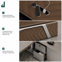 Bureau de direction moderne haut de gamme Chevron en placage de bois en forme de V avec incrustation métallique, boîte à câbles rotative, rangement latéral, écologique