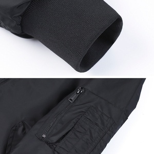 เสื้อแจ็คเก็ตเบสบอลทรงบอมเบอร์แบบกระดุมแถวเดียว ผ้าแคนวาสเคลือบผิว คอตั้ง กันน้ำ สำหรับฤดูใบไม้ผลิ สกรีนโลโก้ได้ตามต้องการ สำหรับผู้ชาย - Product Image 6