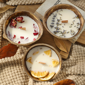 Bougie artisanale de luxe en cire de soja, décorée de fleurs séchées naturelles, dans un coquille de noix de coco élégante, parfumée aux fleurs/plantes, longue durée, pour le Ramadan. - Product Image 4