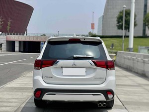 รถยนต์มิตซูบิชิ เอาท์แลนเดอร์ เกียร์ธรรมดา ไฮบริด 7 ที่นั่ง เบาะหนัง ภายในสีอ่อน เครื่องยนต์เทอร์โบชาร์จ ขับเคลื่อนซ้าย - Product Image 6