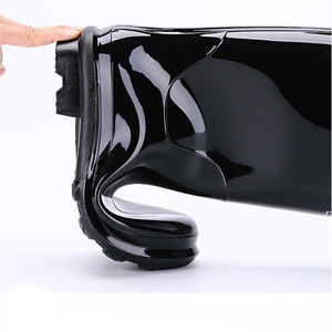 Bottes de pluie Warrior mi-mollet noires en PVC antidérapantes et résistantes à l'usure pour l'industrie de la construction - Product Image 2