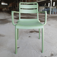 Chaise de salle à manger empilable en plastique épaissi avec accoudoirs, design moderne et épuré, pour l'extérieur, la maison et les hôtels