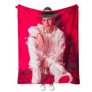 Manta de Franela Personalizada con Diseño de Cantantes Mexicanos y Latinos como XAVI, Karol G, Carin León y Selena, Ideal para Viajes o Sofá, Superventas - Product Image 3