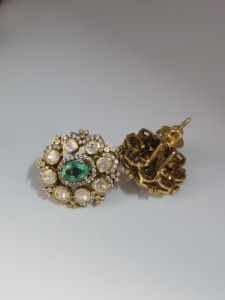 Juego de pendientes de tuerca de estilo étnico con estos lujosos pendientes de tuerca Polki de color verde esmeralda. Piedra ovalada verde esmeralda. - Product Image 2