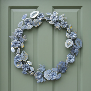 Couronne décorative en métal faite à la main, style classique, art mural floral non éclairé, confectionné avec des feuilles et des fleurs bleues et argentées - Product Image 6
