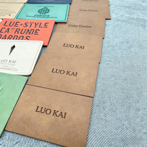 ป้ายยี่ห้อเสื้อผ้ากางเกงยีนส์แบบกำหนดเอง ป้าย PU ป้ายหนังนูน/โลหะ สำหรับเสื้อผ้า เครื่องแต่งกาย หมวก - Product Image 2