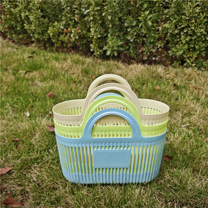 Cesta de almacenamiento de plástico rectangular con asa para artículos de baño y uso en dormitorios - Product Image 4