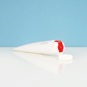 Tube souple cosmétique en plastique blanc personnalisé de 120g avec valve rouge et bouchon à clapet pour nettoyant visage aux acides aminés – Emballage compressible - Product Image 2