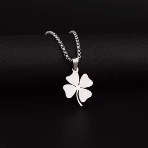 Collana con Quadrifoglio per Donne - Delicata Catena in Acciaio Inossidabile Placcato Oro, Regalo Portafortuna Primavera-Estate - Product Image 4