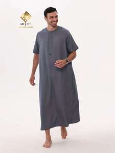 La ropa de oración musulmana para hombres HARAMAIN presenta un estilo étnico minimalista y moderno, un elegante Thobe árabe para un look impecable. - Product Image 4